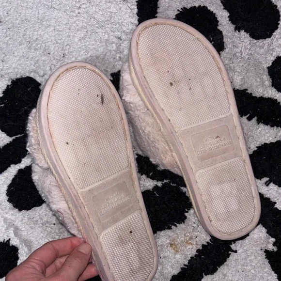 Women's white fuzzy slippers well worn - Picture 3 of 3